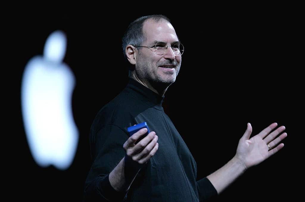 Steve Jobs houdt de handen uit elkaar tijdens een toespraak.