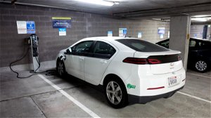 Robots slepen brandende elektrische auto’s uit parkings