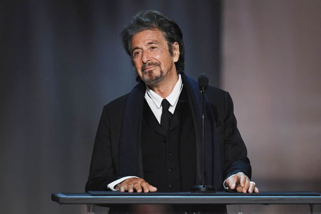 Acteur Al Pacino kijkt in een zwart kostuum tevreden voor zich uit. Was hij ooit het gezicht van Facebook?