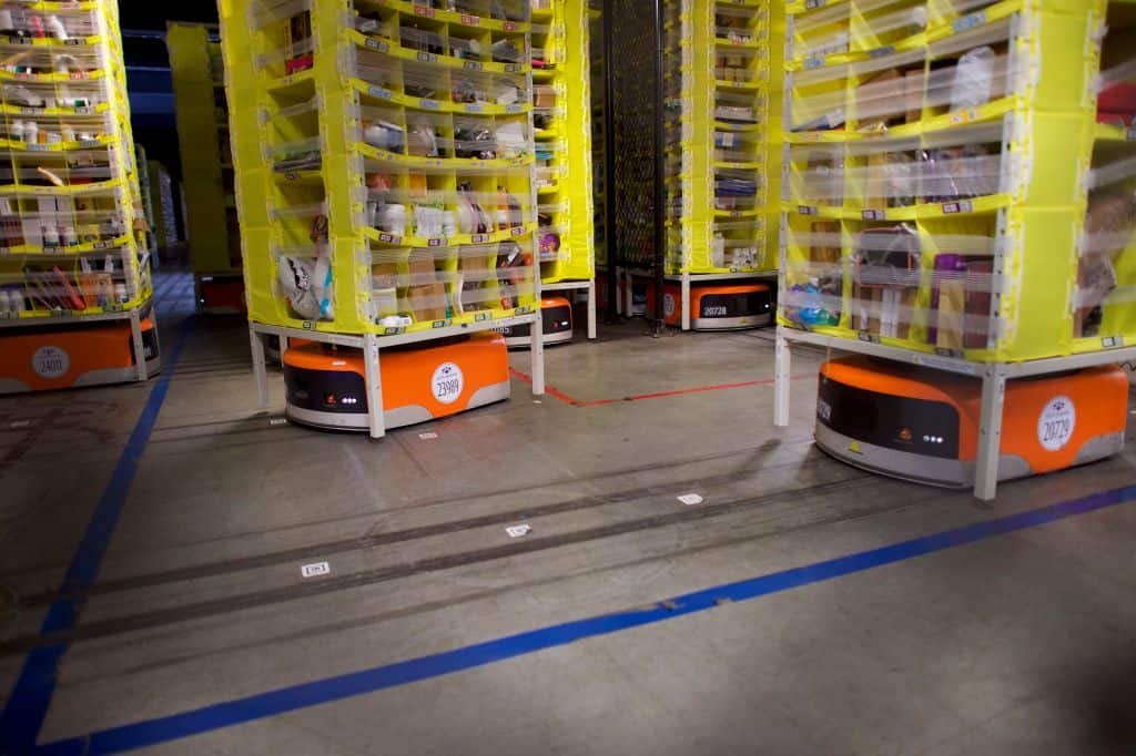 Oranje platte robots drage gele rekken met spullen.