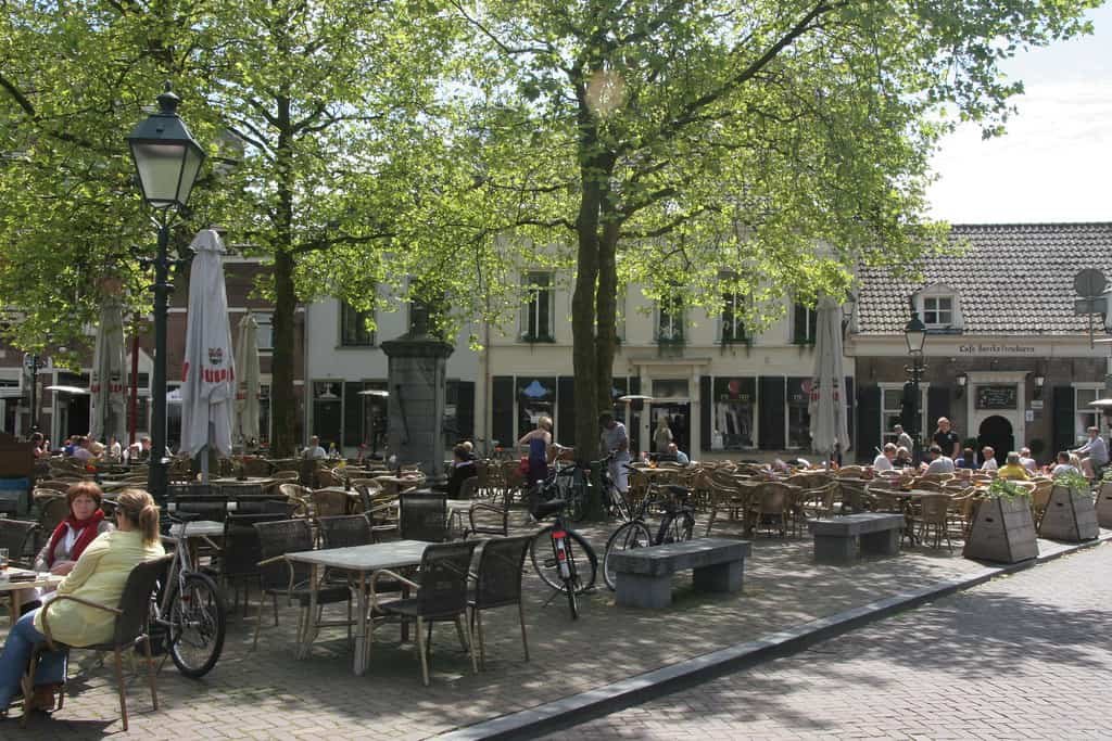 Een terras op een marktje in het Nederlandse Ginneken.