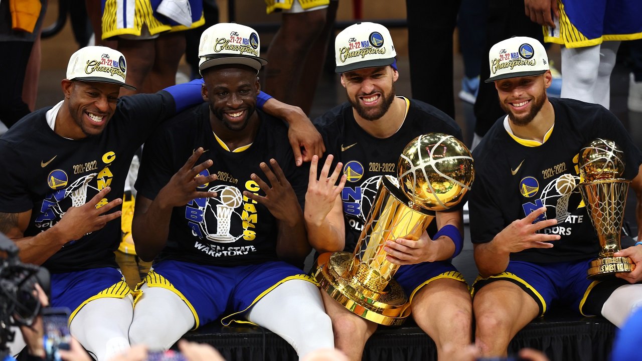 NBA Golden State Warriors, met uitblinker Steph Curry, winnen vierde titel in acht seizoenen