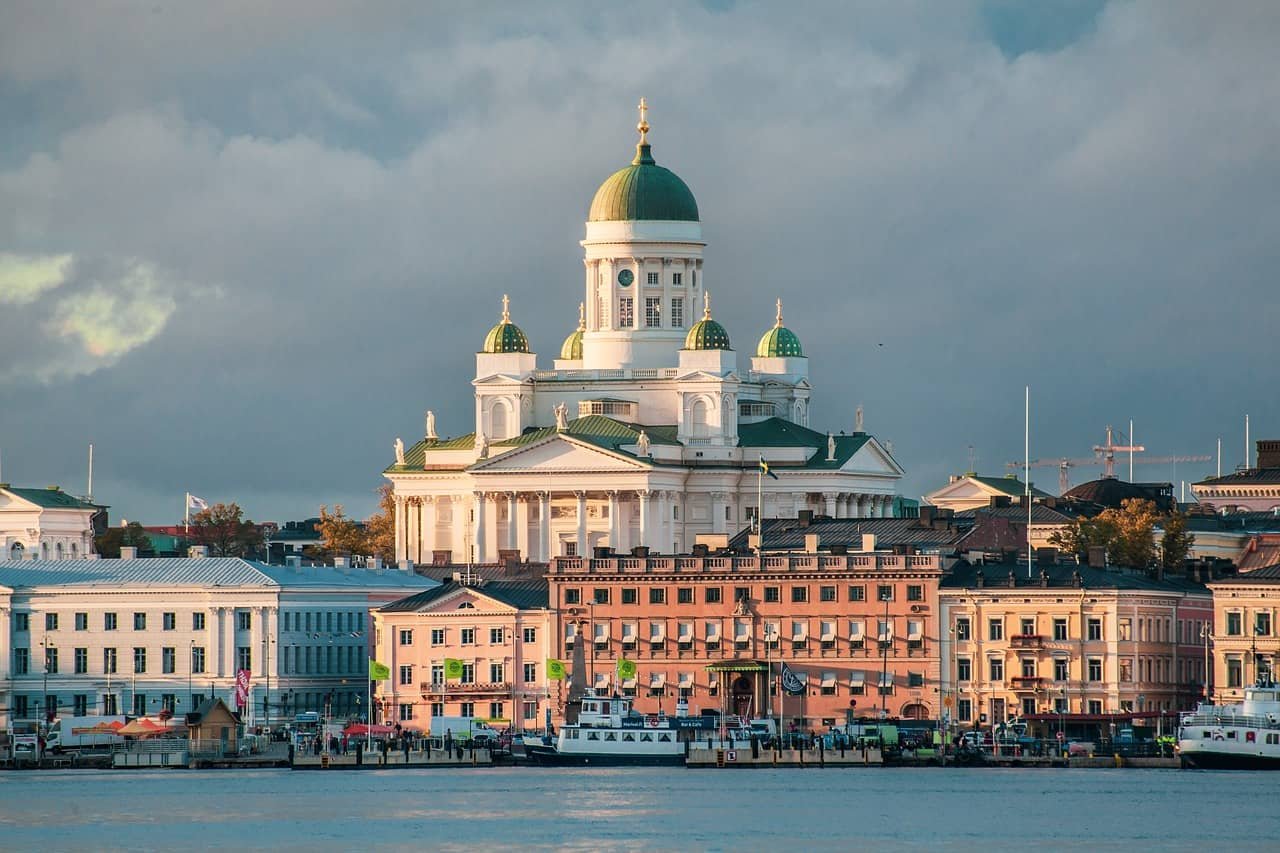 Een beeld van een kerk aan een rivier in de Finse hoofdstad Helsinki, een van de meest innovatieve steden.