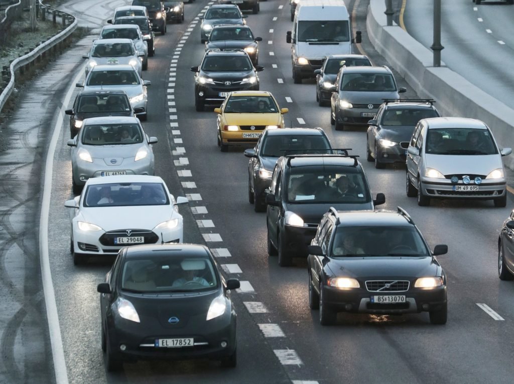 Elektrische auto's mogen in Noorwegen in de busbaan (links) rijden.