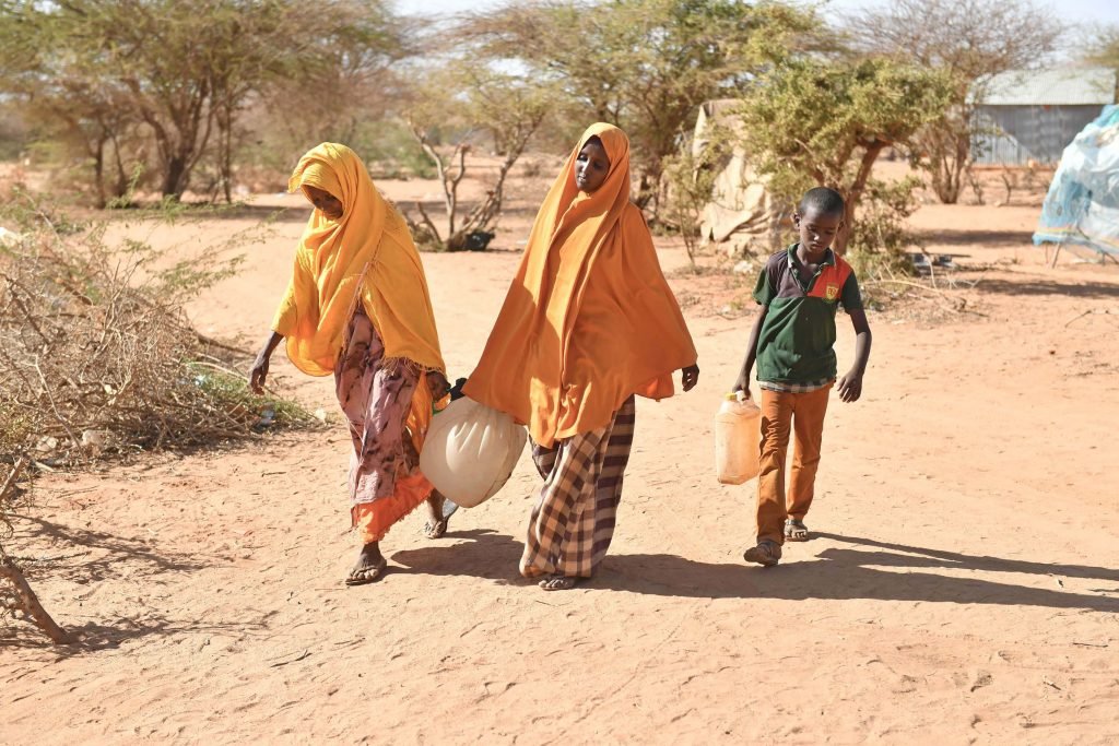 Twee vrouwen gaan water halen in een grensdorp tussen Ethiopië en Somalië