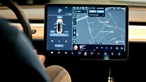 Auto’s functioneren steeds vaker als smartphones; 19-jarige hackt 25 Tesla’s in 13 landen