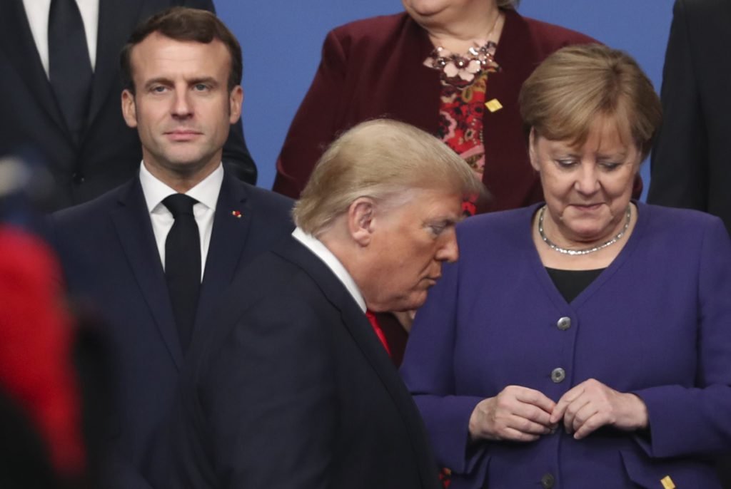 Le président américain Donald Trump, au centre, en compagnie du président français Emmanuel Macron (à gauche) et de la chancelière allemande Angela Merkel (à droite), avant une photo de groupe des dirigeants de l'OTAN lors d'une réunion des dirigeants de l'OTAN.