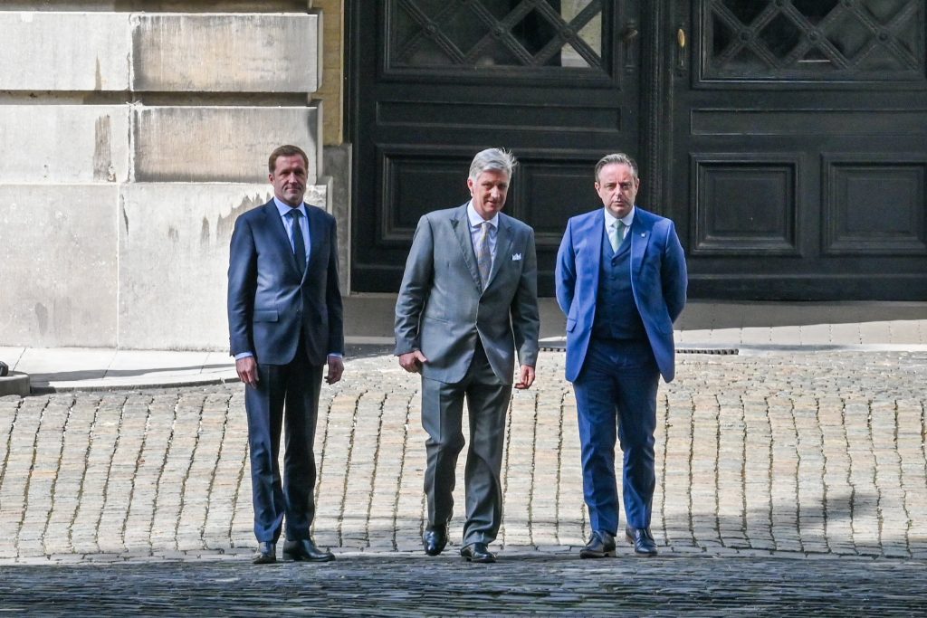 De Wever Et Magnette Charges De Prendre Les Initiatives Necessaires Pour Former Un Gouvernement Business Am