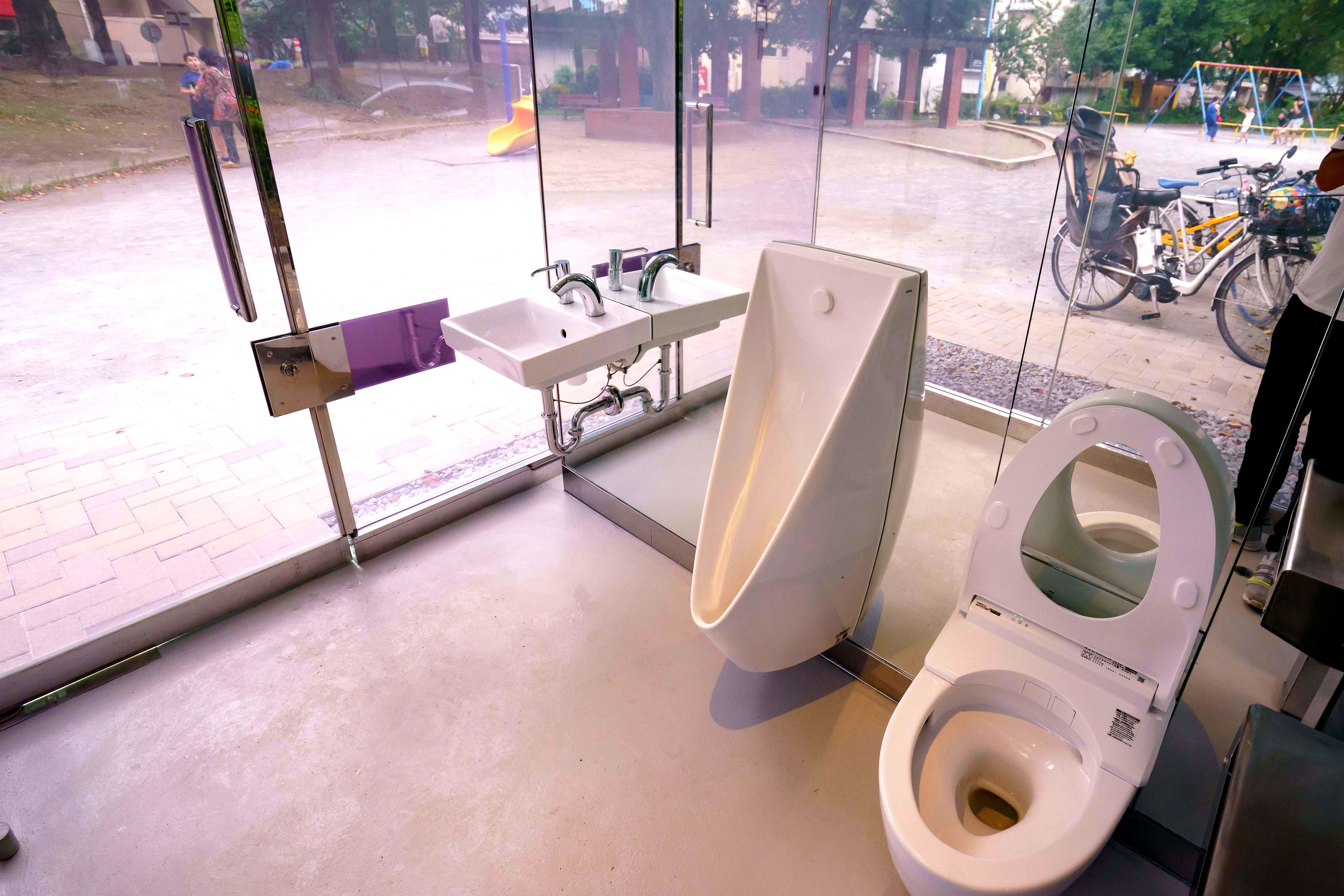 Les Toilettes Publiques Transparentes La Derniere Invention Du Japon Business Am