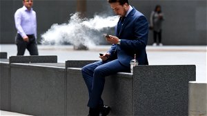 Fransen kunnen nu lunchen achter hun bureau zonder de wet te breken