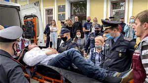 Wit-Russische activist steekt zichzelf in de nek op eigen proces