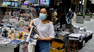 Hongkong zet de aanval op journalisten in: leger van politieagenten valt prodemocratische krant binnen