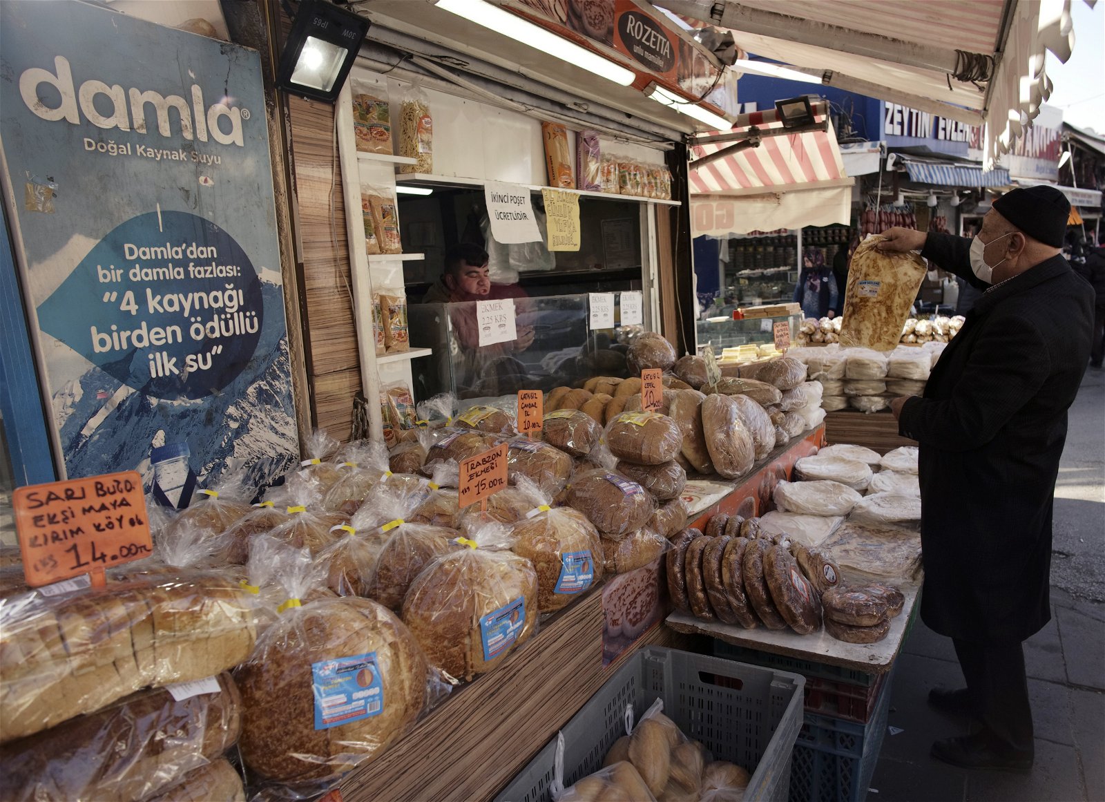 Manoeuvreren stil Aanvankelijk Turken kunnen nauwelijks nog brood kopen door forse duik Turkse lira -  Business AM