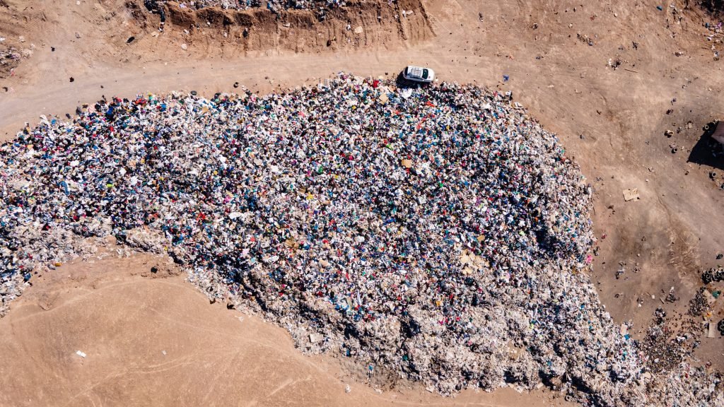Elektricien ongezond Stad bloem Ruim 100.000 ton aan afgedankte kleding komt in een woestijn in Chili  terecht - Business AM