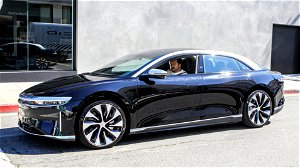 Saoedi’s bestellen tot 100.000 voertuigen van Tesla-rivaal Lucid