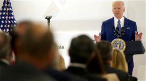 Opmerking Biden blaast een complottheorie nieuw leven in