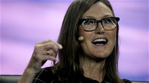 Cathie Wood dumpt aandeel PayPal ten gunste van cryptovriendelijke Cash App; techbelegger ziet koers Bitcoin nog steeds naar 1 miljoen dollar klimmen