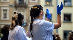 Vaders gedwongen thuis: meer kansen voor werkende vrouwen
