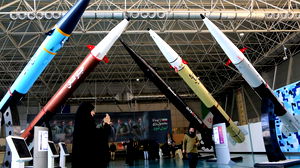 Iran affiche ses ambitions spatiales avec un nouveau satellite ; l’Occident réagit de manière critique