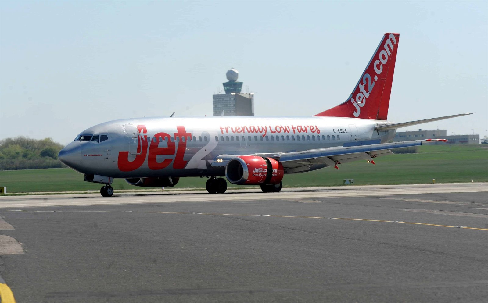 Een vliegtuig van low cost-maatschappij Jet2.com rijdt over de tarmac.