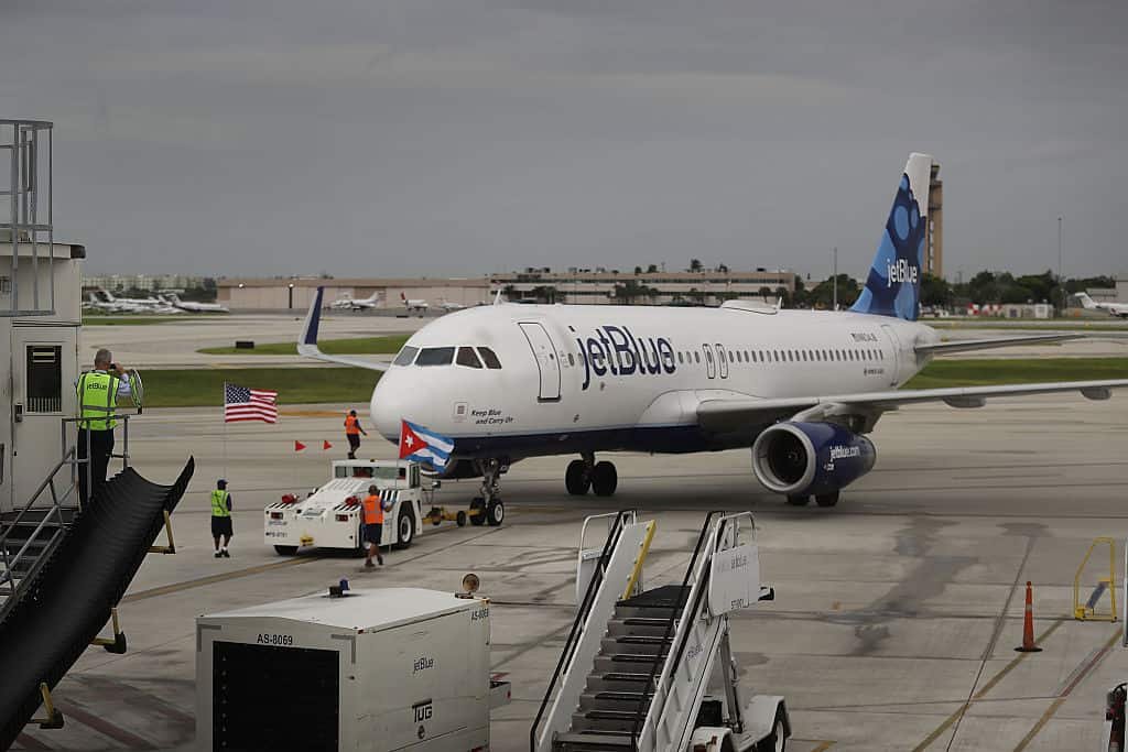 Een vliegtuig van low cost-maatschappij Jetblue staat op de tarmac.