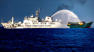 Garde-côtes chinois tirent des canons à eau sur un navire philippin en mer de Chine méridionale