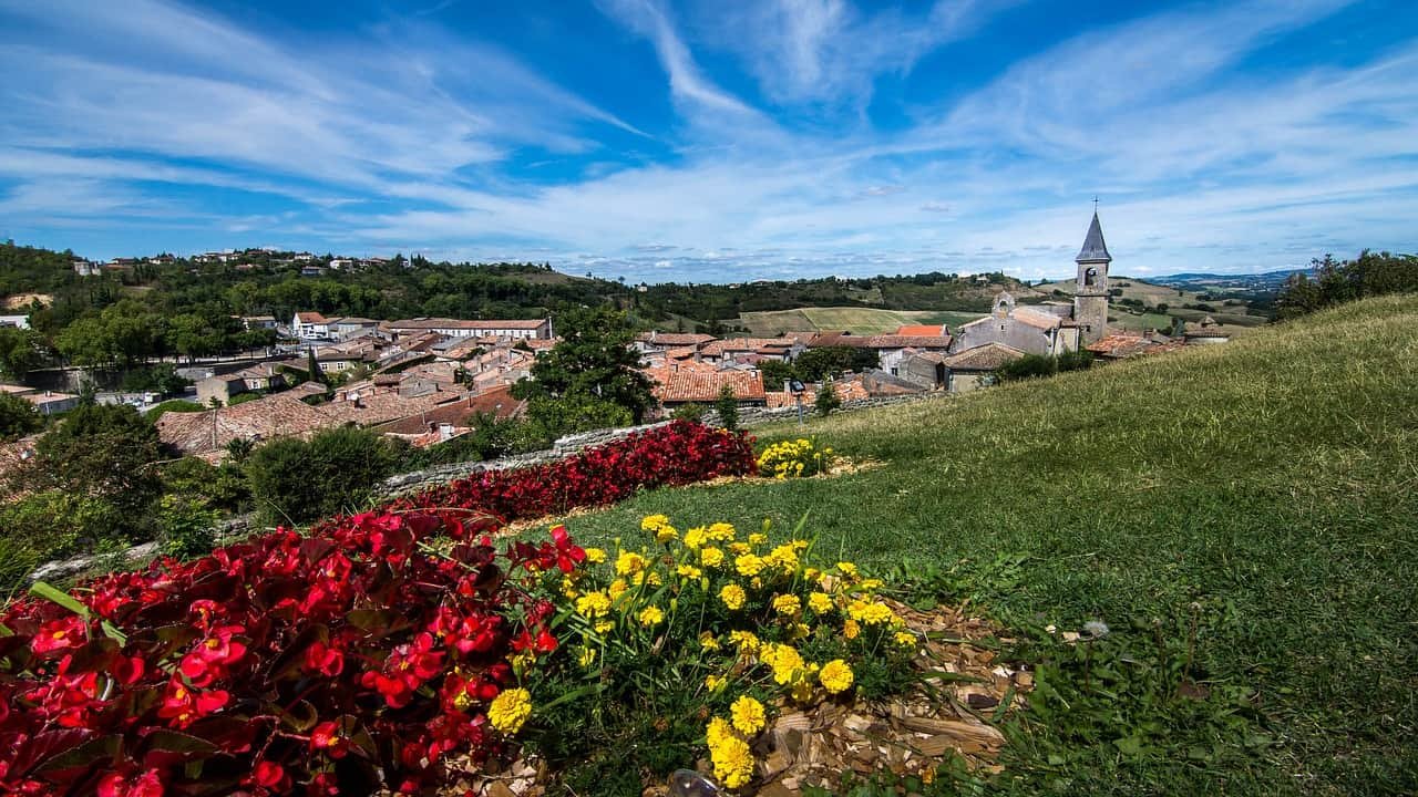 Bloemen kijken uit over Lautrec, een van de mooiste Franse dorpjes.