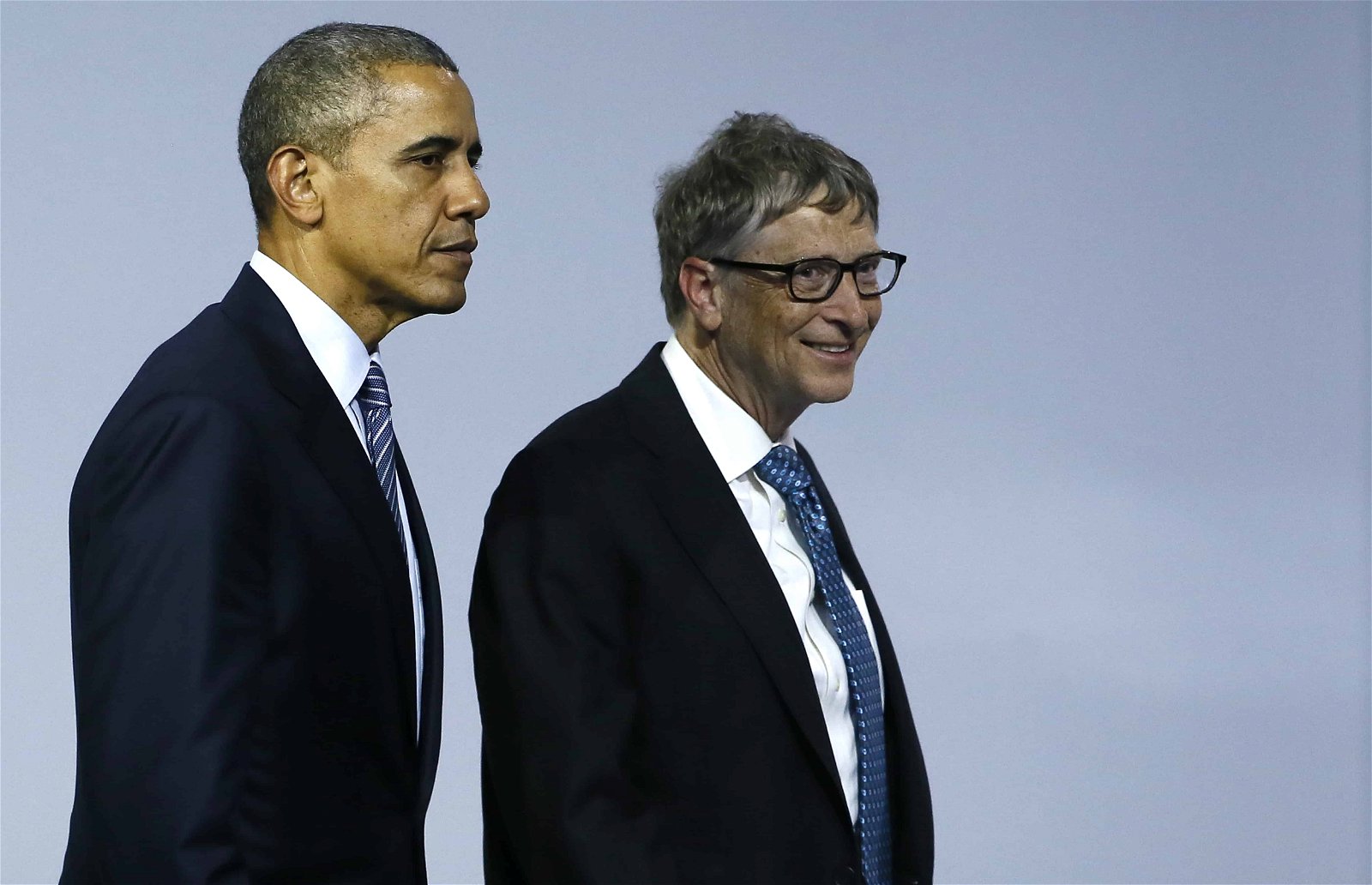 Barack Obama en Bill Gates lopen naast elkaar. Veel superrijken doen aan liefdadigheid als een van hun favoriete hobby's.