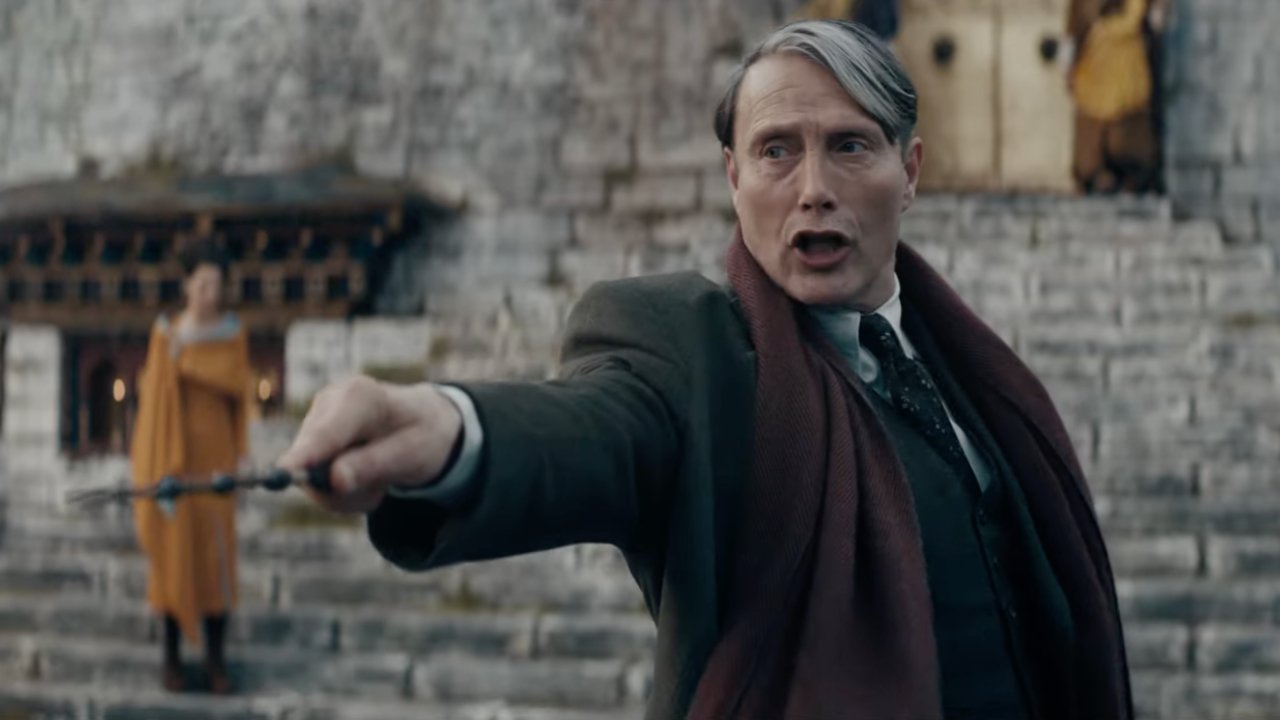 Animales fantásticos: los secretos de Dumbledore protagonizada por Mads Mikkelsen mientras Grindelwald recibe el tráiler