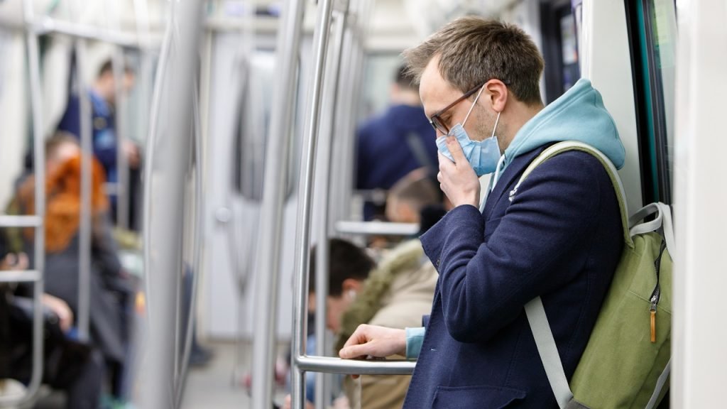 Man metro hoesten coronavirus