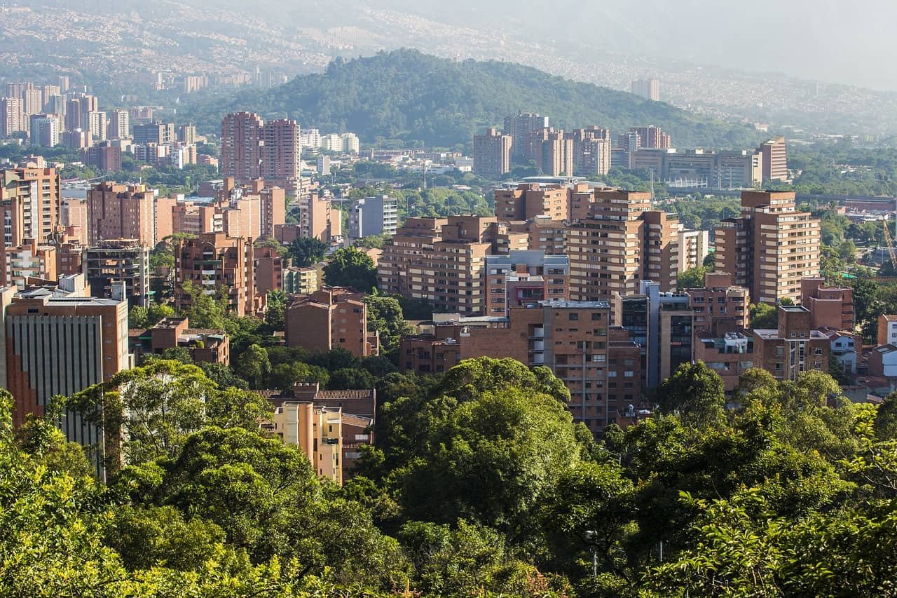 Een luchtbeeld van de Colombiaanse stad Medellin, een van de meest innovatieve steden ter wereld.
