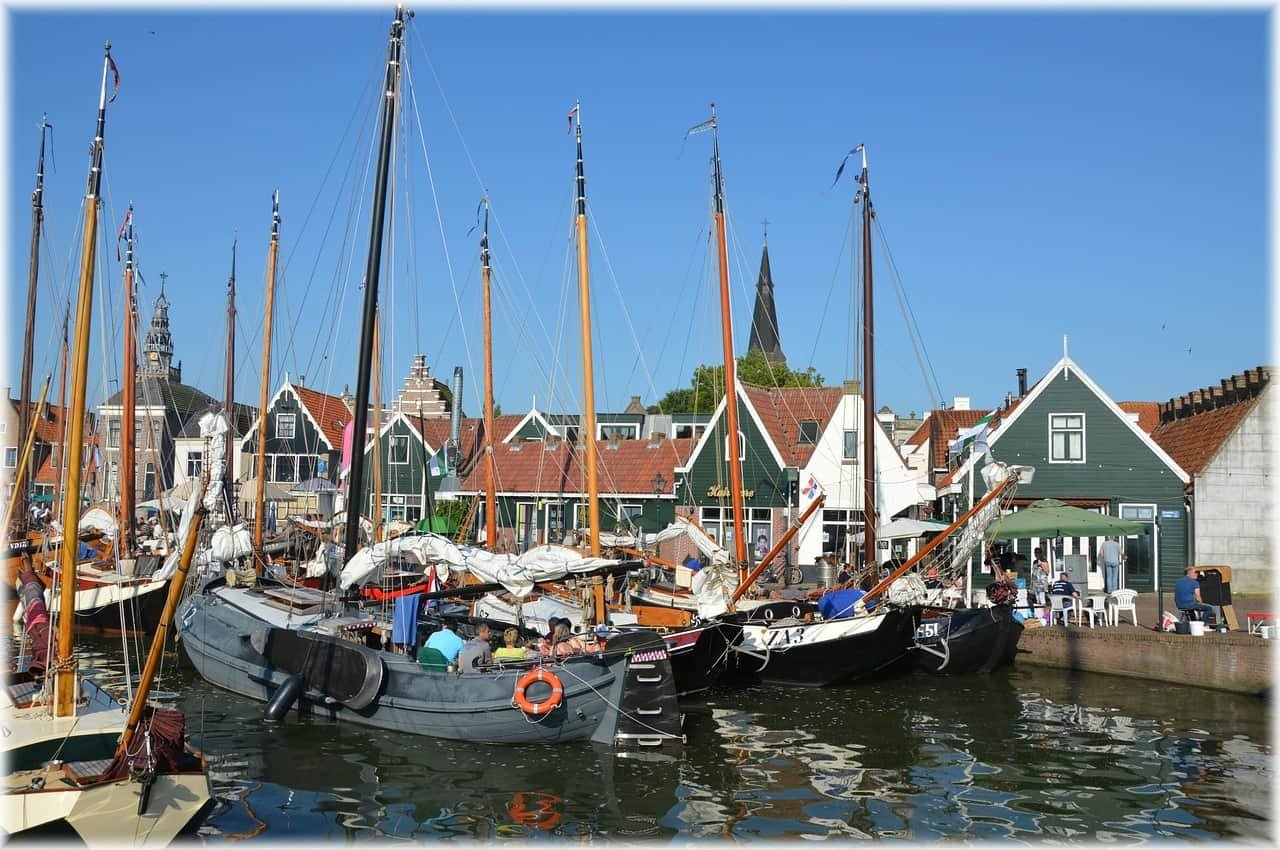 Een haven met boten in Monnickendam.