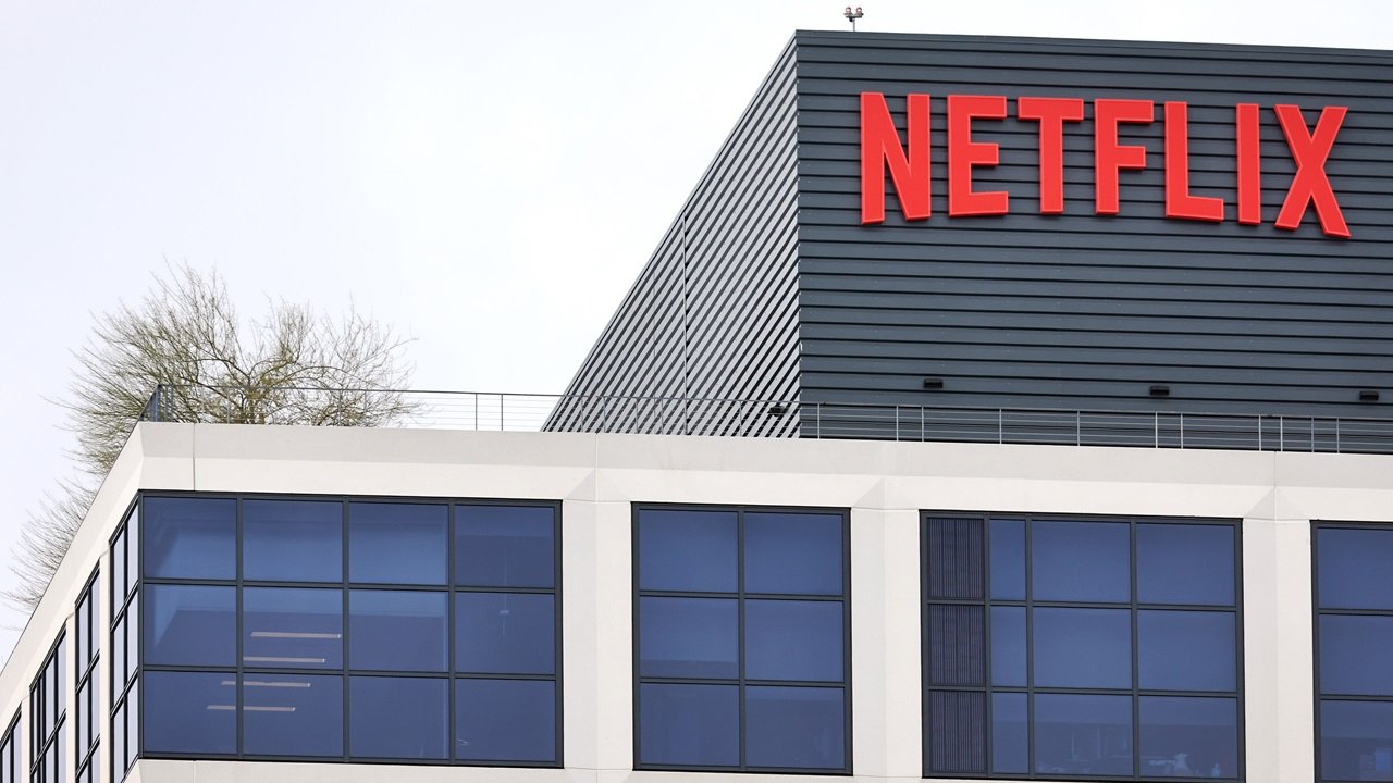Netflix sta valutando la possibilità di offrire un abbonamento gratuito con pubblicità