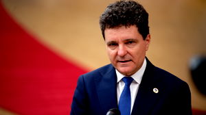 Roemeense regering overleeft motie van wantrouwen ondanks interne spanningen