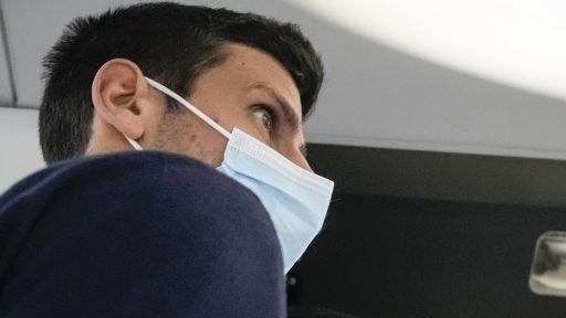 Novak Djokovic mondmasker close vliegtuig 2022