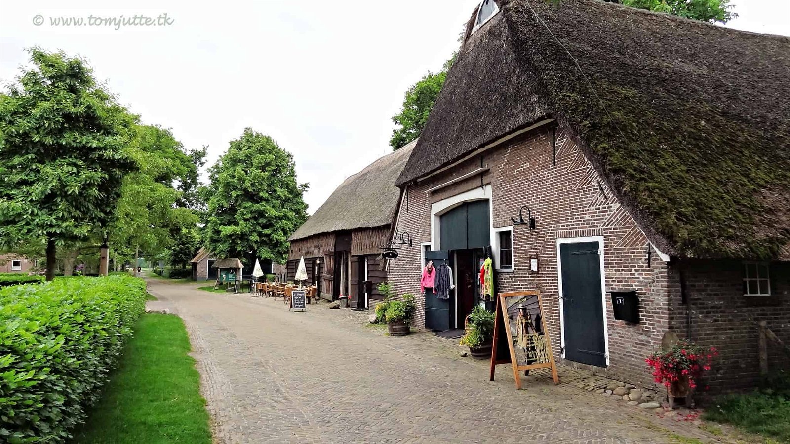 Huisjes langs een weggetje in Orvelte, een van de mooiste Nederlandse dorpjes.