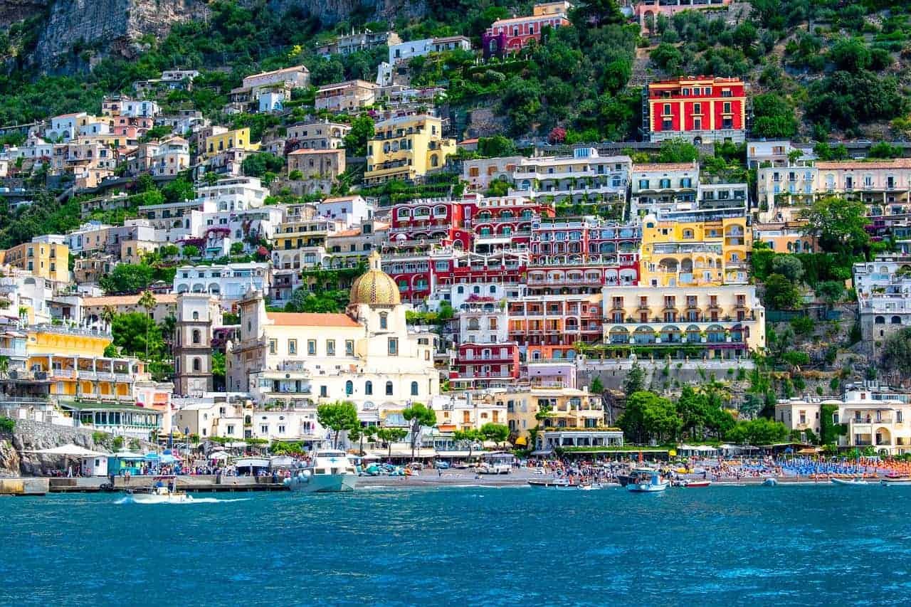 Gekleurde huisjes langs de kust in Positano, een van de mooiste Italiaanse dorpjes.