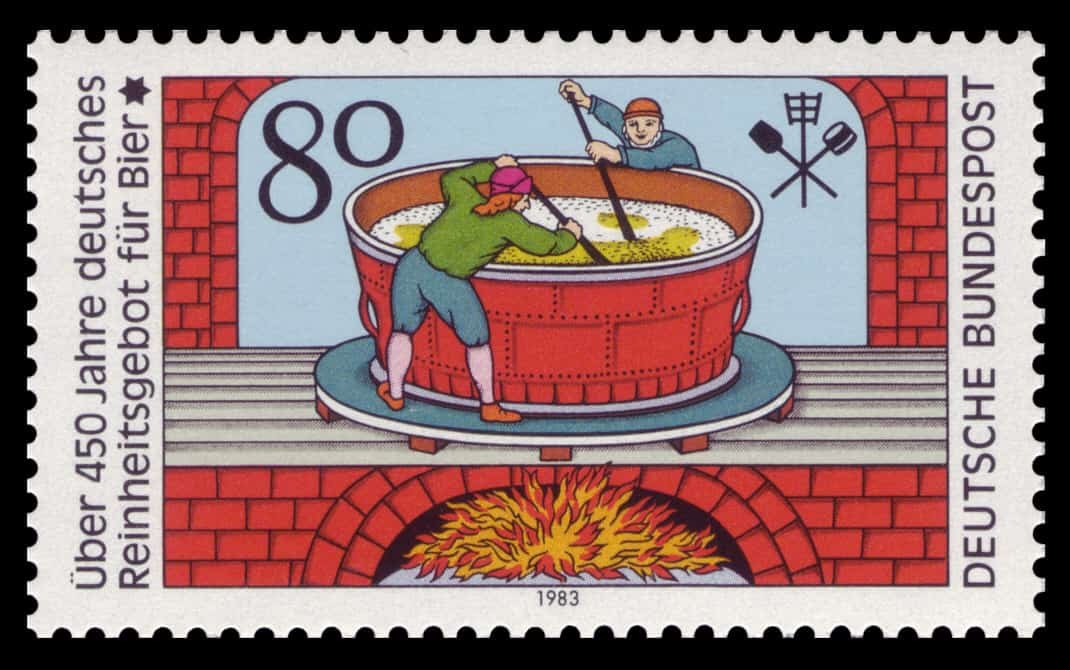 Un timbre représente deux brasseurs qui brassent selon le Reinheitsgebot.