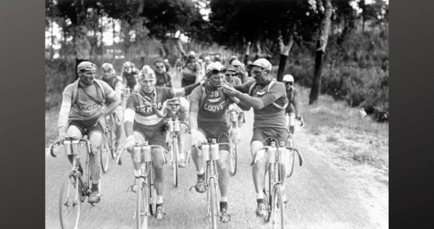 Les cyclistes fument une cigarette pendant le Tour de France.
