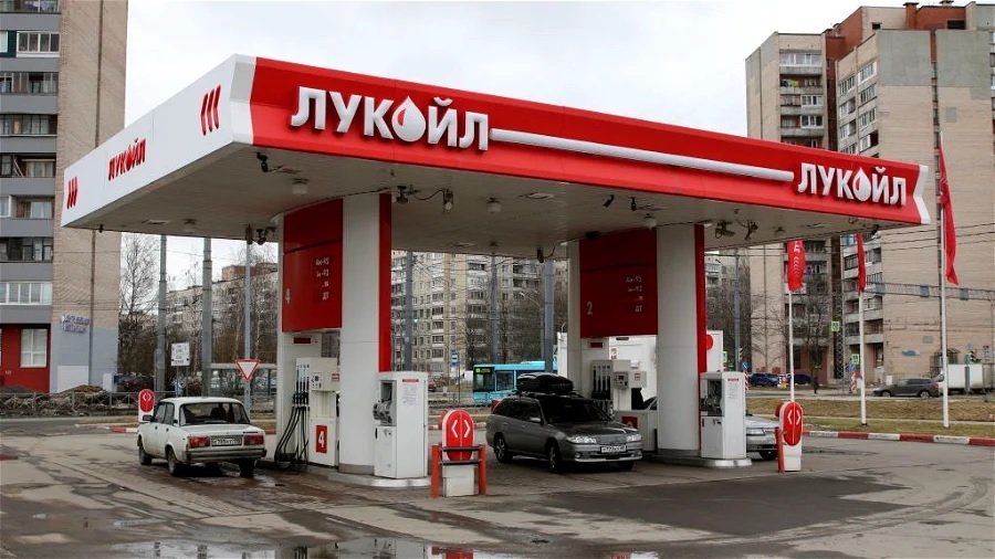 Россия, третий по величине производитель нефти в мире, сейчас сталкивается с нехваткой топлива