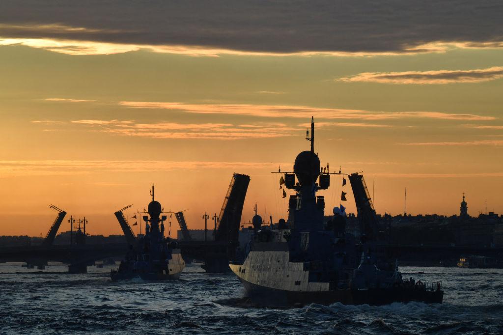 Des navires de guerre russes effectuent des exercices militaires