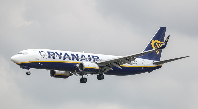 Een vliegtuig van low cost-maatschappij Ryanair rijdt over de tarmac.