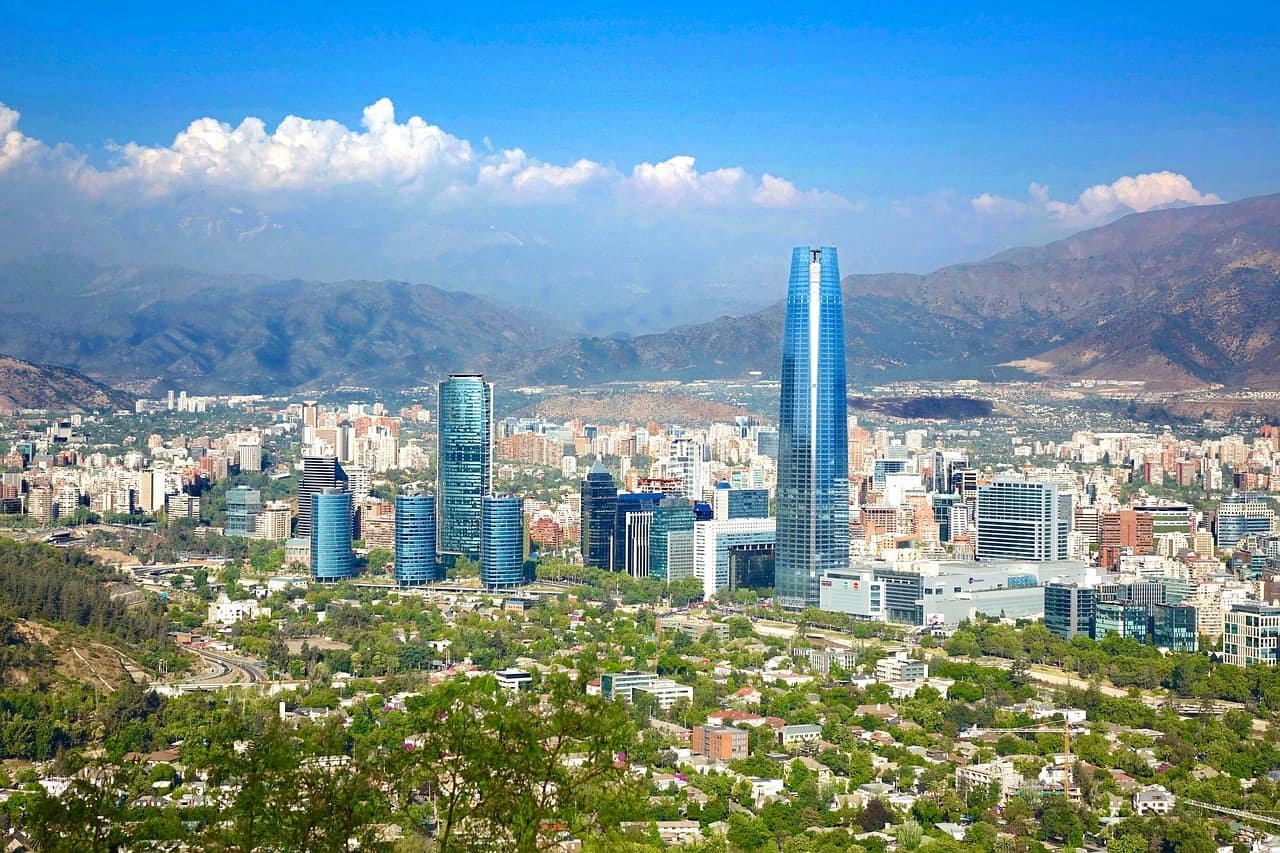Wolkenkrabbers in de Chileense hoofdstad Santiago met op de achtergrond het Andes-gebergte.