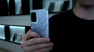 OnePlus toont conceptsmartphone met achterkant die van kleur kan veranderen