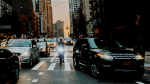 SUV’s vertegenwoordigen 60% van de nieuwe EV’s en hebben 5 keer meer zeldzame metalen nodig dan elektrische stadsauto’s