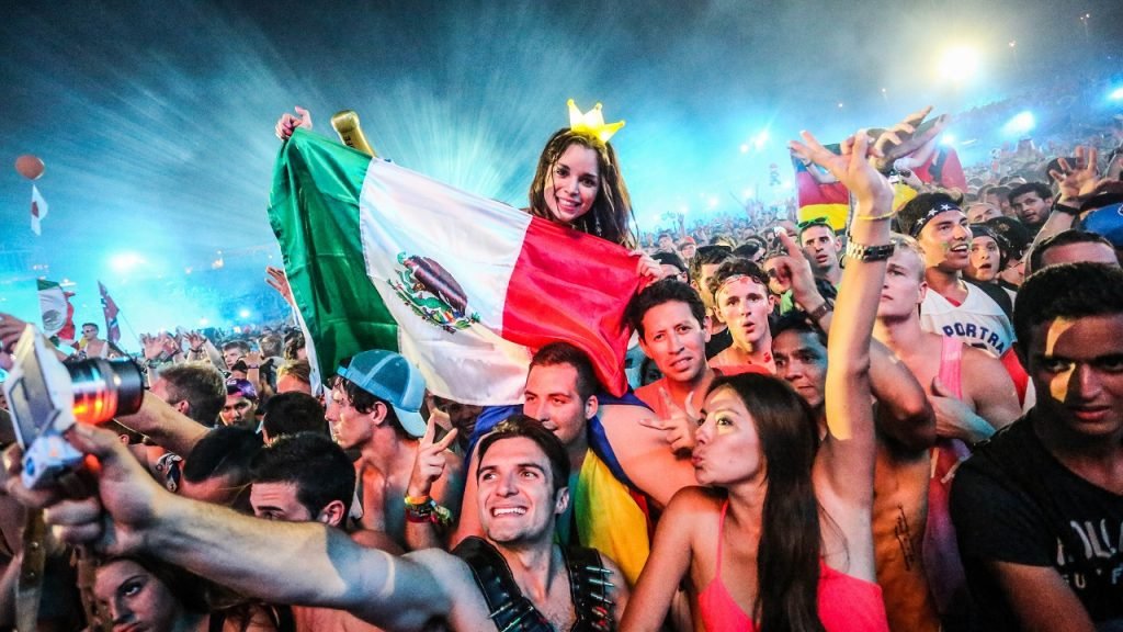 Tomorrowland 2014 publiek vlag