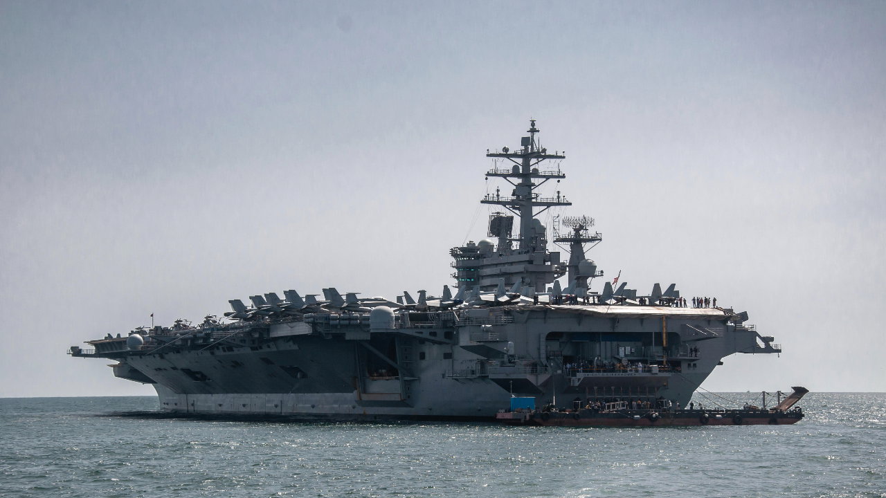 Verenigde Staten nemen vliegdekschip USS Dwight D. Eisenhower na repaties opnieuw in dienst in afwachting van nieuwe schepen