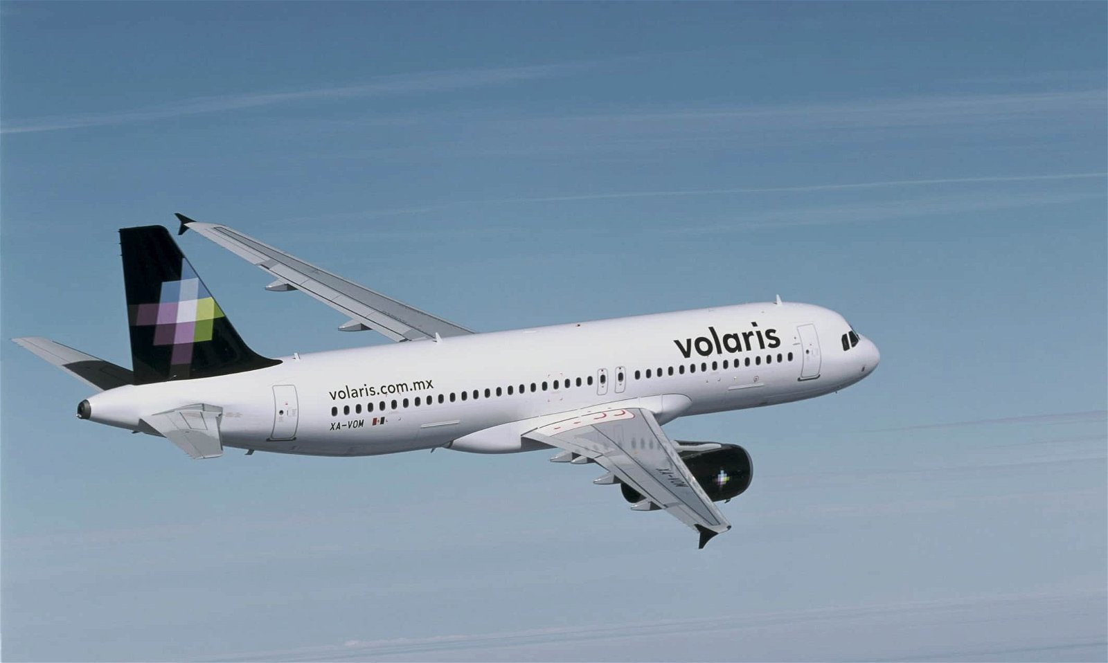 Een vliegtuig van low cost-maatschappij Volaris in volle vlucht.