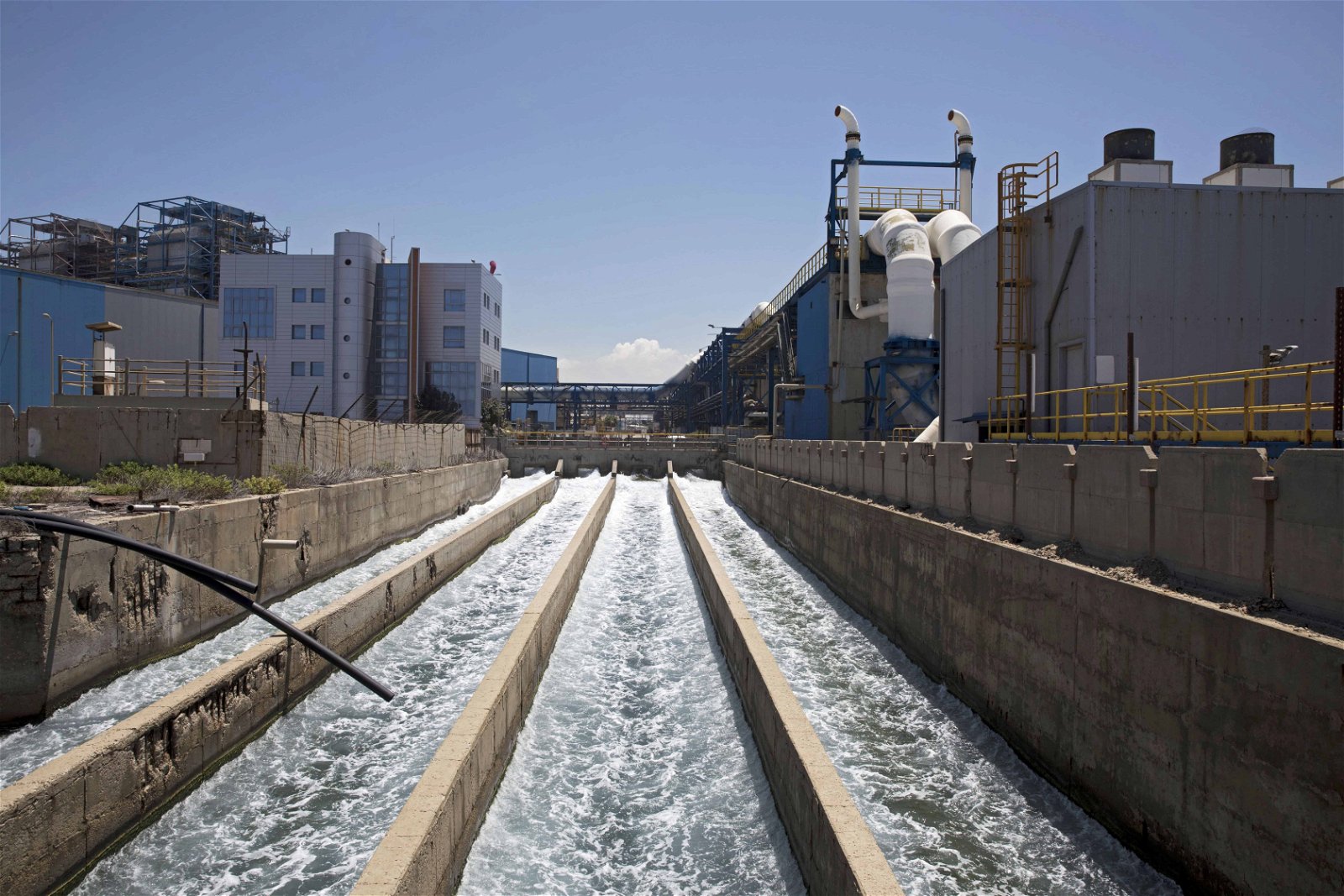 Water stroomt door een ontziltingsfabriek.