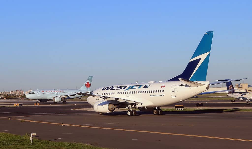 Un avion de WestJet au sol.